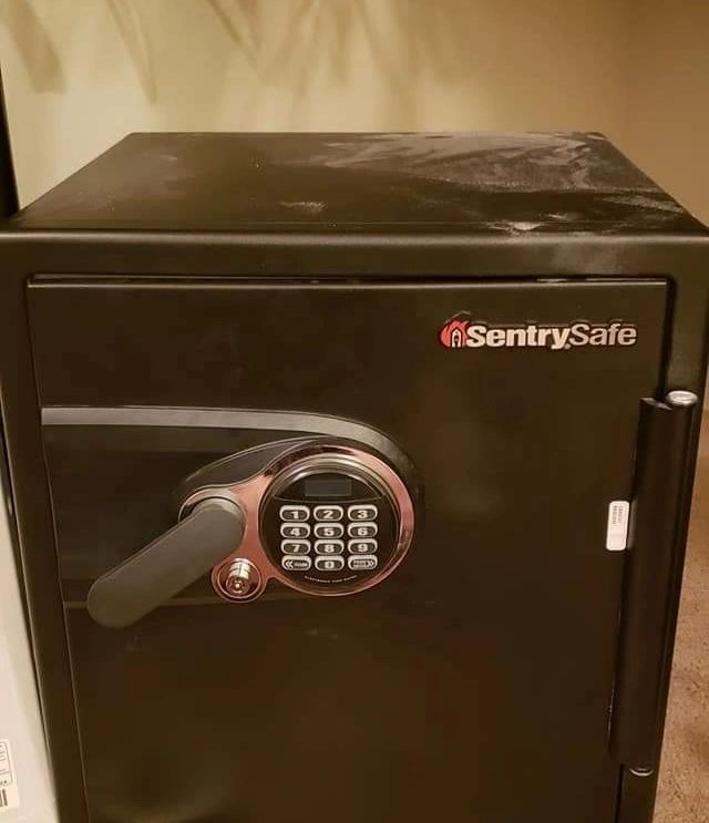 get damaged sentry safe open